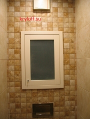 014 Сантехшкаф в туалете с матовым стеклом